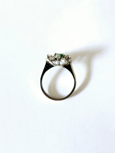 Bague 53 Bague pompadour or blanc, émeraude et diamants 58 Facettes