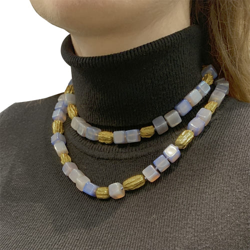 Collier Sautoir cubes de calcédoine et motifs en or jaune. 58 Facettes 35267