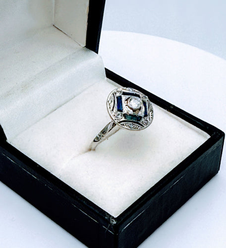 Bague ronde Art Déco en or gris et platine sertie de diamants et saphirs