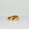 Bague Bague en or jaune ornée de rubis et de diamants à facettes carrées 58 Facettes 2511004