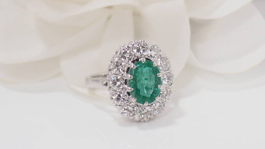 Bague 51 Bague marguerite en or blanc, émeraude et diamants 58 Facettes F4947