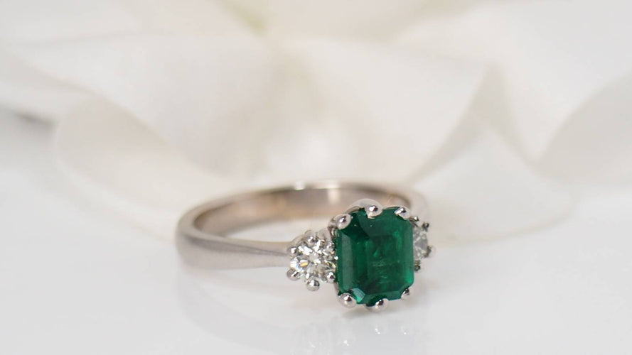Bague 53 Bague en or blanc, émeraude et diamants 58 Facettes 31386