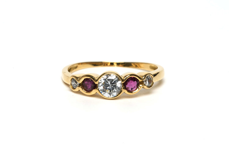Bague 54 Alliance demi-américaine contemporaine en or jaune 18 carats sertie de rubis et de diamants 58 Facettes 21952
