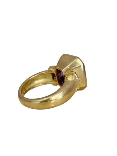 Bague 55 Importante bague, en or jaune, améthyste et diamants 58 Facettes