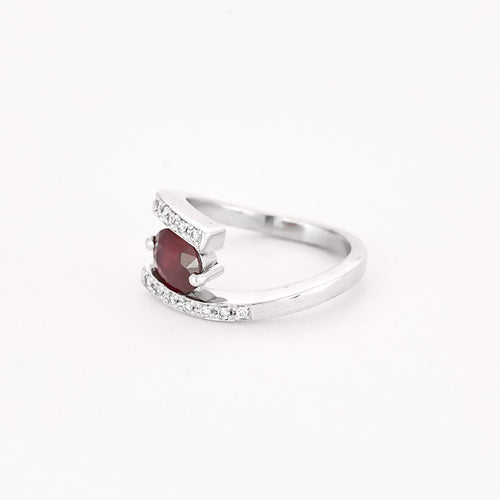 Bague 53 Bague en or blanc, rubis et diamants 58 Facettes GU267