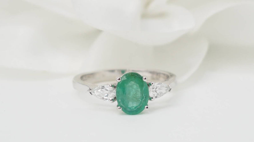 Bague 54 Bague en or blanc, émeraude et diamants 58 Facettes 32533