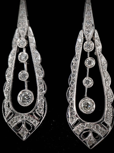 Boucles d'oreilles Paire de boucles d'oreilles pendante serties de brillants 58 Facettes