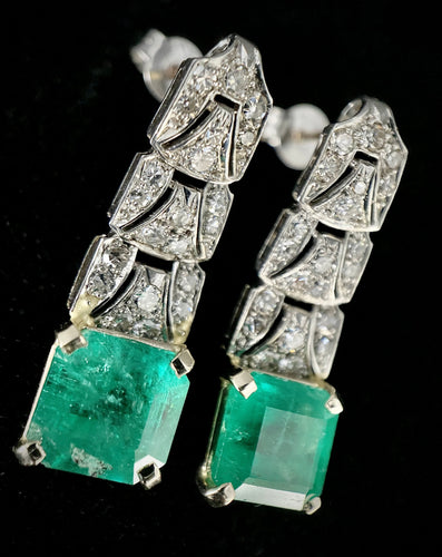 Boucles d'oreilles Paire de boucles d'oreilles pendantes sertie de 6 carats d'émeraudes 58 Facettes
