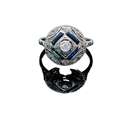 Bague ronde Art Déco en or gris et platine sertie de diamants et saphirs