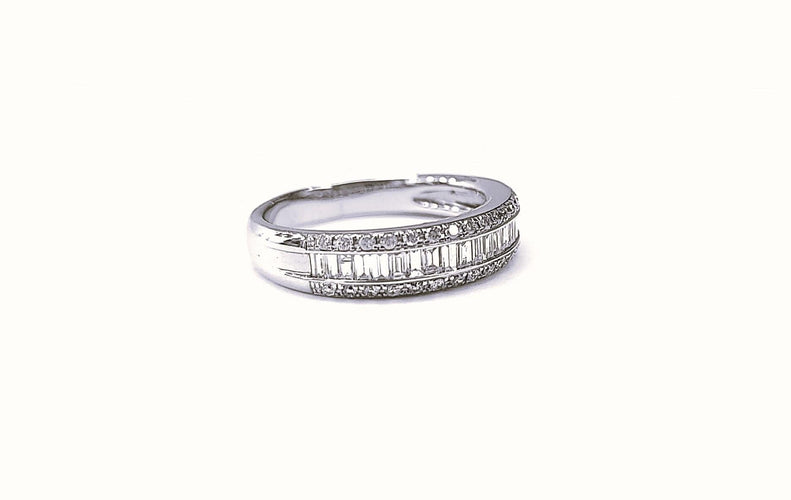 Bague 54 Demi alliance or blanc, diamants brillants et baguettes 58 Facettes All.Dem.Bag.1305