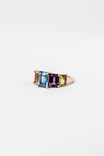 Bague en or jaune et pierres fines