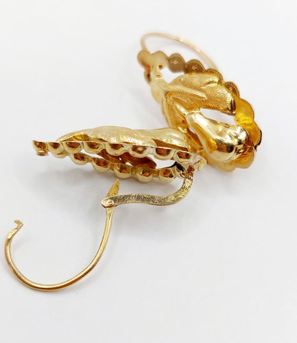 Boucles d'oreilles Dormeuses victoriennes XXL or jaune formant une feuille et un fruit finement ciselés (circa 1900) 58 Facettes A04930