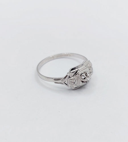 Bague 53 Bague art deco or blanc 18k ornée d'un diamant rond dans une monture géométrique finement travaillée (circa 1930) 58 Facettes A04979