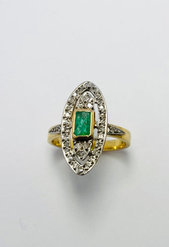 Bague 58 Bague Art Déco en or avec accents de platine, sertie d'une émeraude naturelle et de 28 diamants. 58 Facettes E14