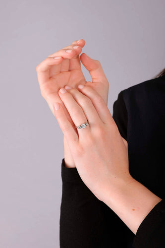 Bague Bague circa 2000 en or gris sertie de trois diamants 58 Facettes 258943