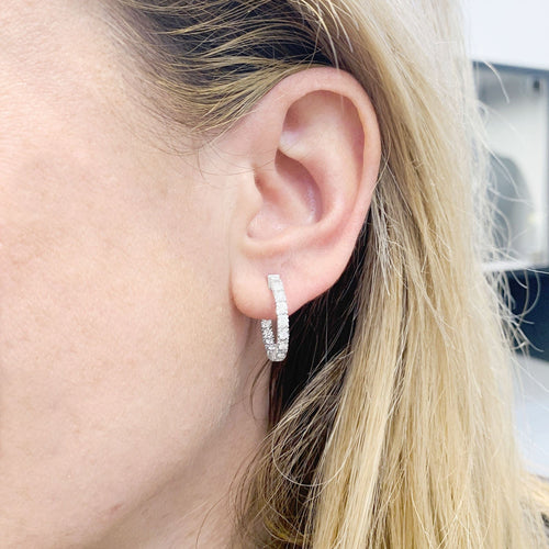 Boucles d'oreilles Paire de petites créoles en or blanc et diamants. 58 Facettes 34484