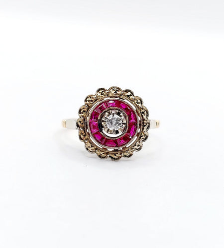 Bague fleur art deco or rose 18k ornée d'un diamant taille brillant entouré de rubis calibrés dans une monture finement travaillée (circa 1920)