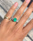 Bague 54 Bague en or blanc, émeraude et diamants 58 Facettes