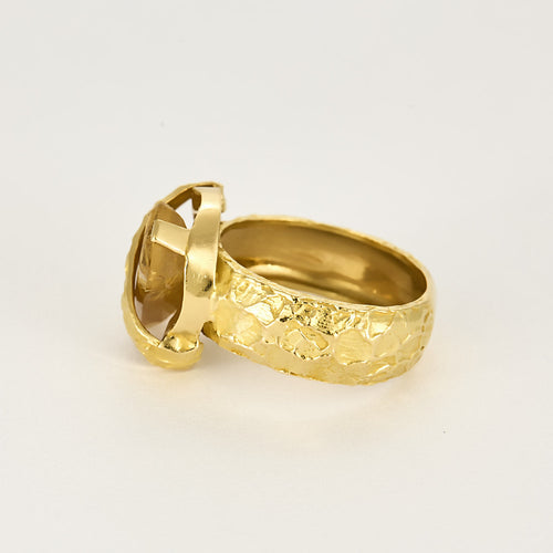 Bague 56 Bague en or jaune amati et texturé sertie d'un quartz cheveux de Vénus 58 Facettes OYO0682