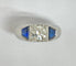 Bague Chevaliére art-déco en or blanc 18 carats , diamant 0,92 carat au centre et saphirs synthétiques 58 Facettes