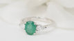 Bague 54 Bague en or blanc, émeraude et diamants 58 Facettes 32533