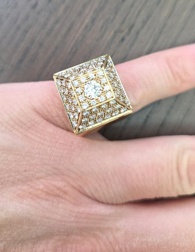Anello oro giallo massiccio con diamante centrale e diamanti su struttura piramidale 58 Facettes