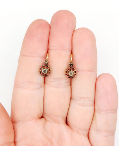 Boucles d'oreilles Dormeuses victorienne or jaune et diamants sur paillon et sertis fleurs de lys 58 Facettes A05651
