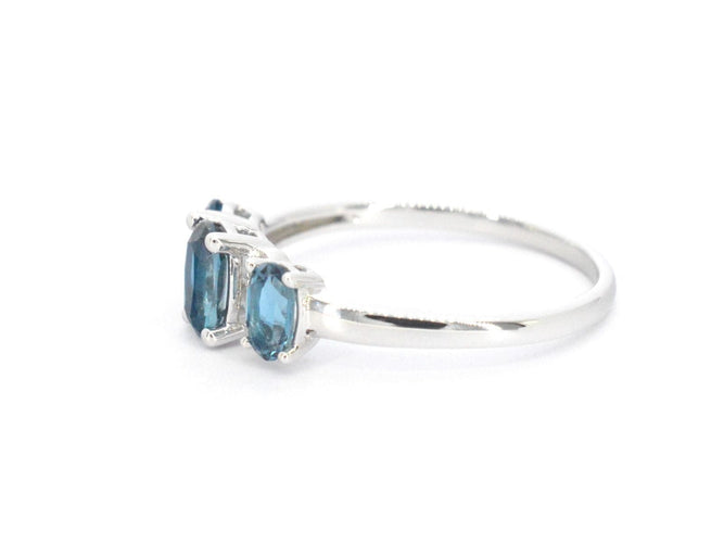Bague 54 Bague en or blanc avec diamants et topaze 58 Facettes 2327