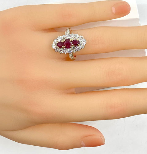 Bague 51 Bague marquise en or, diamants et rubis. 58 Facettes AB357