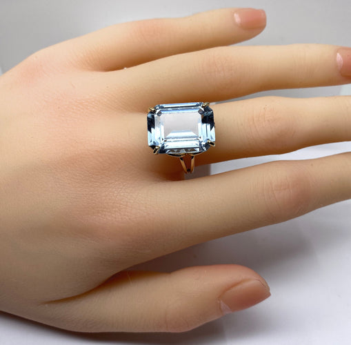 Bague en or jaune 18 carats et aigue marine
