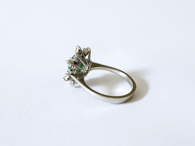 Bague 53 Bague pompadour or blanc, émeraude et diamants 58 Facettes