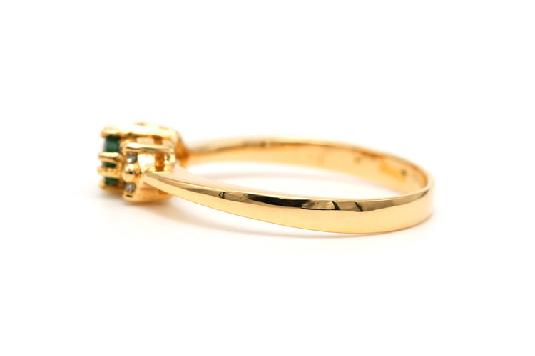 Bague 52 Bague contemporaine émeraude et diamants taille brillant en or jaune 18 carats 58 Facettes B783
