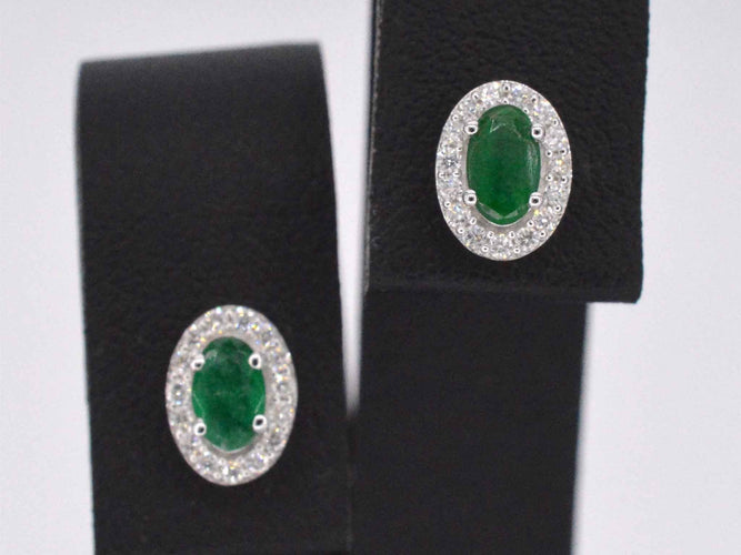 Boucles d'oreilles Boucles d'oreilles en or blanc avec diamants et émeraudes 58 Facettes 2015