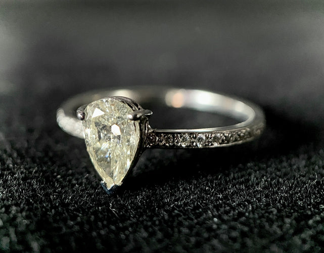 Bague alliance sertie d'un diamant taillé poire de 0,75 carat