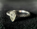 Bague alliance sertie d'un diamant taillé poire de 0,75 carat