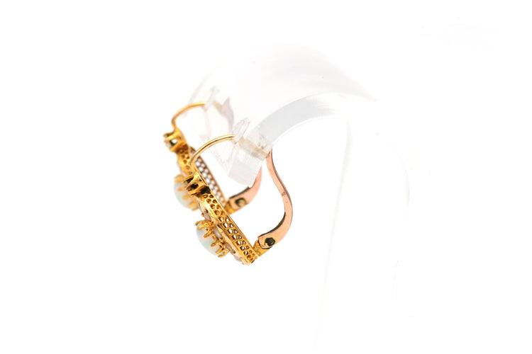 Boucles d'oreilles Boucles d'oreilles en or jaune serties d'opales et de perles 58 Facettes 22209