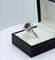 Bague 57 Bague pompadour en or gris, saphir, diamants 58 Facettes