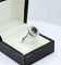 Bague 57 Bague pompadour en or gris, saphir, diamants 58 Facettes