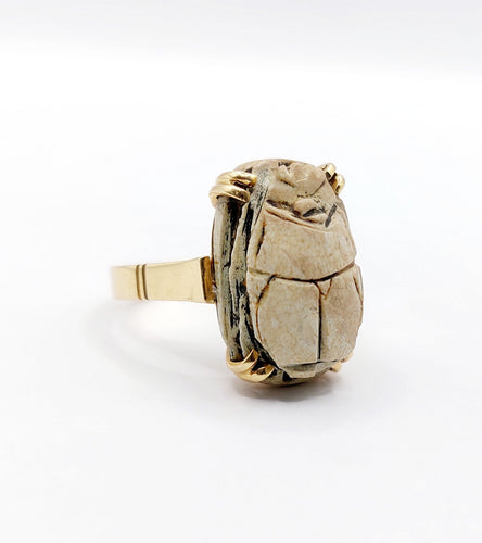 Bague 53.5 Bague cocktail vintage or jaune et scarabée égyptien en pierre dure 58 Facettes A05339