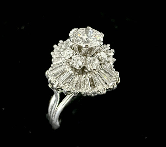 Bague 54 Bague jupe or blanc, diamant de 0,80 carat VS et 4,28 carats d'entourage diamant 58 Facettes