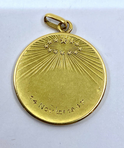 Pendentif Médaille en or jaune 18 carats représentant la Vierge Marie, signée G.Rabier 58 Facettes AB439