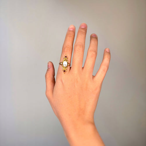Bague 56 Bague Marquise Ancienne - Or, Nacre, Demi-perles & Grenats 58 Facettes 250357R