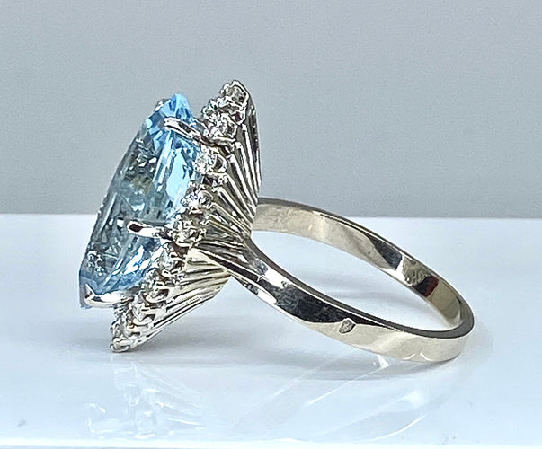 Bague Bague en or blanc 18 carats, aigue marine et 18 diamants 58 Facettes AB389