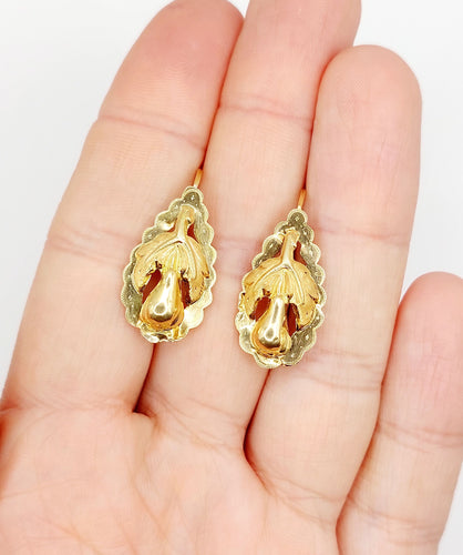 Boucles d'oreilles Dormeuses victoriennes XXL or jaune formant une feuille et un fruit finement ciselés (circa 1900) 58 Facettes A04930