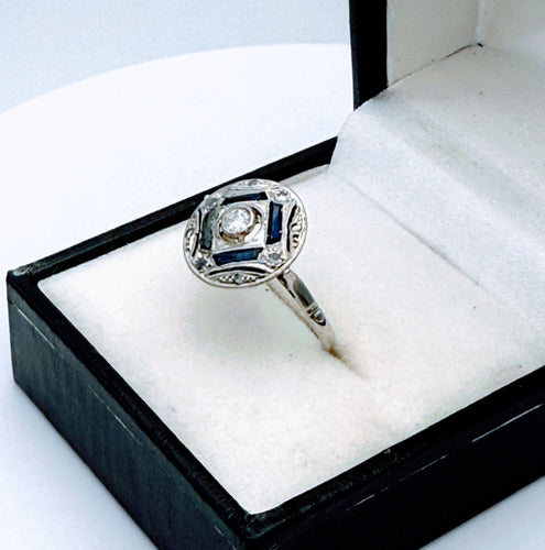 Bague ronde Art Déco en or gris et platine sertie de diamants et saphirs