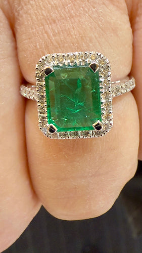 Bague 52 Bague haute joaillerie or blanc émeraude et diamants 58 Facettes