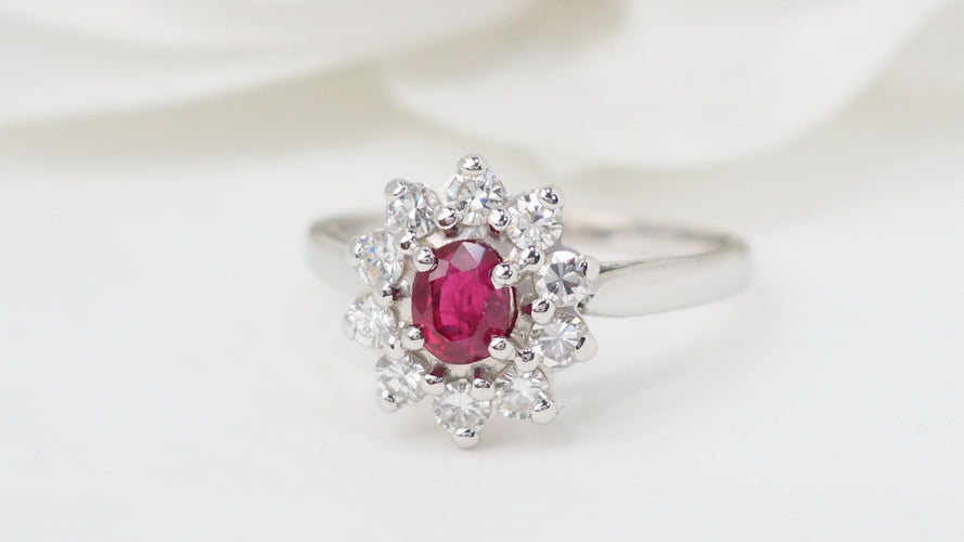 Bague 53 Bague marguerite en or blanc, rubis et diamants 58 Facettes 31286