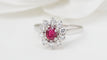 Bague 53 Bague marguerite en or blanc, rubis et diamants 58 Facettes 31286