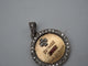 Pendentif Médaille Augis or diamants 58 Facettes