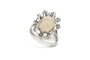 Bague 53 Bague contemporaine en or blanc 14 carats sertie d'une opale et de diamants 58 Facettes 21993